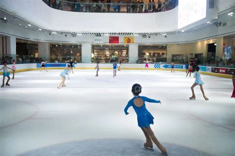 冰上中心：滑冰爱好的欢乐天地