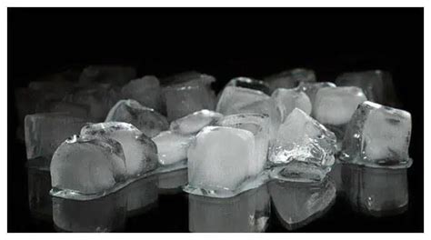冰块在制冰机中冻结在一起