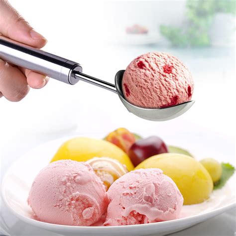 品味生活中的甜蜜：冰激凌碗和勺子的盛宴