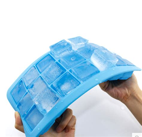 彻底摆脱浑浊冰块！透明制冰模具为你打造晶莹剔透的冰块盛宴