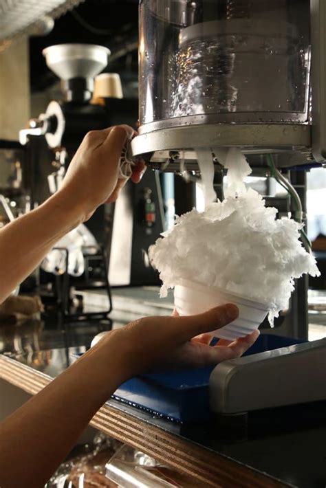氷を削る機械でかき氷の魅力を楽しむ