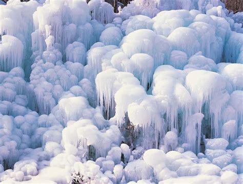 洞窟中的冰上蜂巢：大自然的奇观