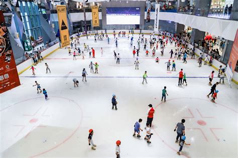 滑冰的诗意：纪念城购物中心溜冰场