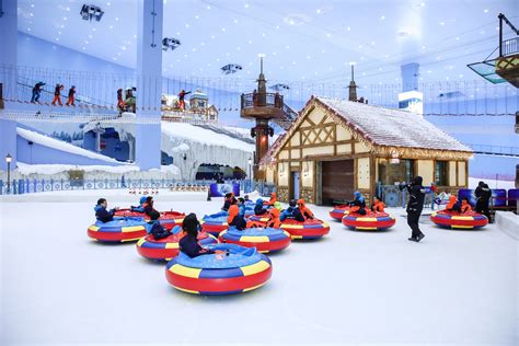 滑向冬季的冰雪奇缘：公共广场冰上乐园
