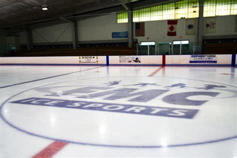 滑进冬季仙境：Driscoll Arena 冰上滑冰场指南