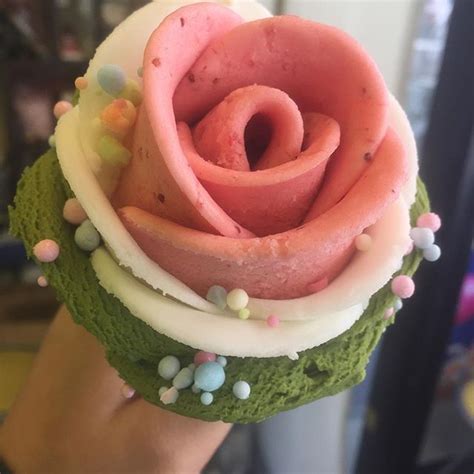 玫瑰花苞冰淇淋激勵人心，帶來甜蜜與希望
