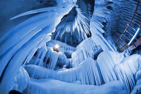 神秘的冰川：探寻冰川下的冰柱奇观