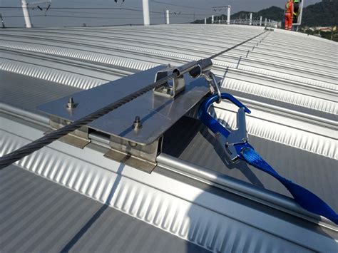 金屬屋頂防冰擋塊：保障冬季屋頂安全