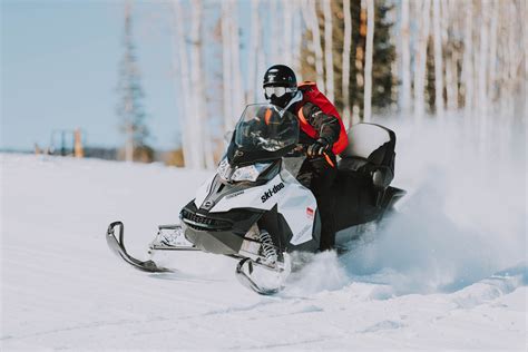 雪地摩托車產業：引領冬季冒險的動力