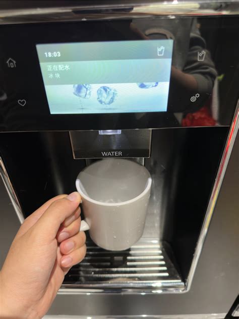 革新冰饮体验：惠而浦制冰机，让清凉时刻尽在掌握