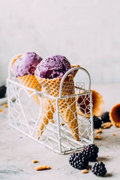 黑莓冰淇淋：甜蜜的慰藉，味蕾的盛宴