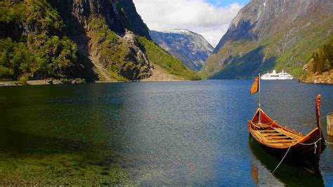  **Discover the Enchanting Ragnhildsholmen – A Coastal Gem in Norway** 