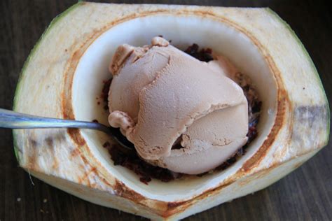  **Es Krim Batok Kelapa: Warisan Kuliner Indonesia yang Menyegarkan** 