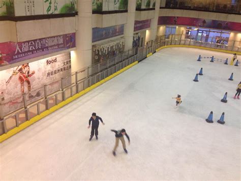  冰上王國的夢幻奇境：探索我們城市的溜冰公園商場 