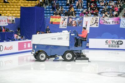  冰场守护者：揭秘冰面维护的幕后英雄——冰场维护车 