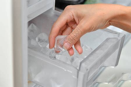  冰箱里的冰块：一个感人的故事 