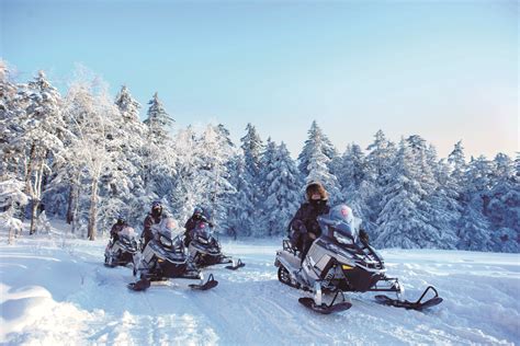  雪上摩托之旅：一段难忘的冬日体验 