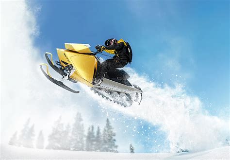  雪上摩托雪地车，驰骋冰雪世界感受速度与激情 