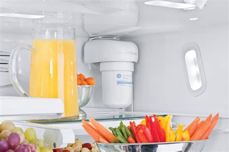  革新性的 GE 冰箱滤水器制冰机：让您享受纯净、清凉的饮用水体验 