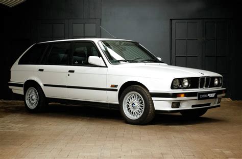  BMW E30 Touring: Một Biểu Tượng Vượt Thời Gian