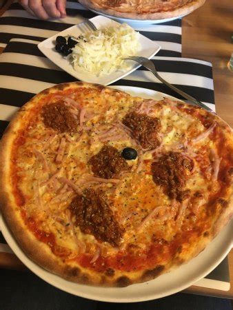  Ludvika Pizzeria: An Oasis of Culinary Delights 