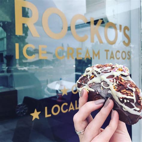 Mencicipi Nikmatnya Rockos Ice Cream Tacos, Surga Manis untuk Pecinta Es Krim 