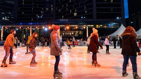  Menikmati Sensasi Seluncur yang Menyenangkan di Fountain Square Ice Skating 