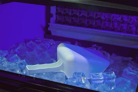  Nikmati Kesegaran Es Sejernih Kristal dengan Ice Maker Kulkas Sharp 