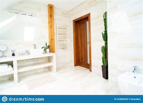  Stort badrum: Upplev lyxen av ett rymligt badrum 