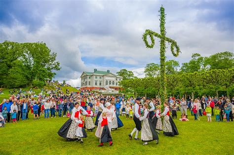  Upplev magiska Midsommar i Rättvik: En unik svensk tradition 