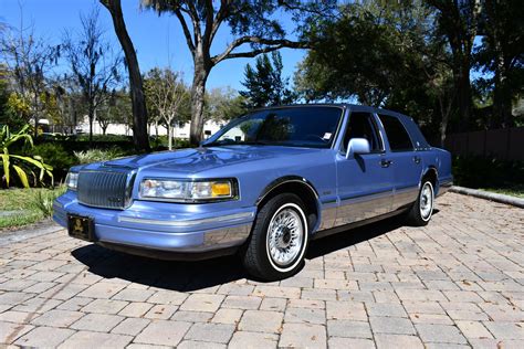 1995 Lincoln Town Car Concept and Owners Manual