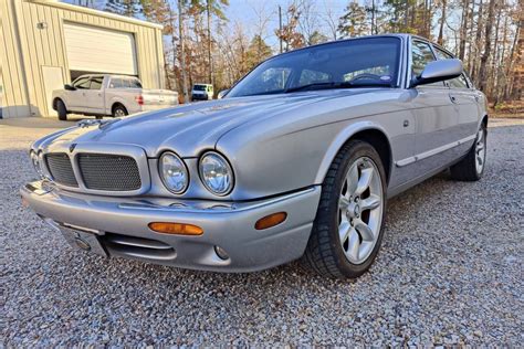 2000 Jaguar XJR Concept and Owners Manual