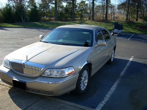 2004 Lincoln Town Car Concept and Owners Manual
