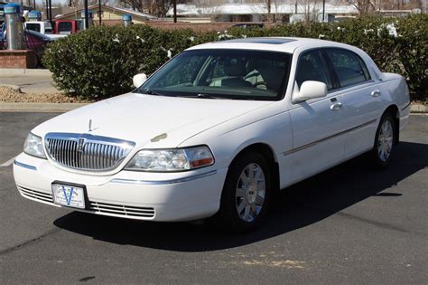 2005 Lincoln Town Car Concept and Owners Manual