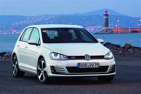 2013 Volkswagen Golf Review