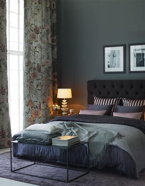 Att skapa en drömmig grå tapeterad oas i ditt sovrum