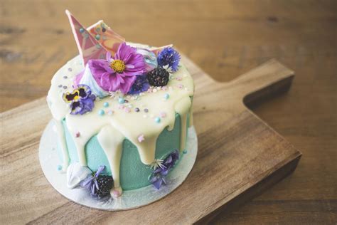 Berikan Sentuhan Berkilau pada Kue Anda: Panduan Membuat Fondant Icing yang Mengkilap