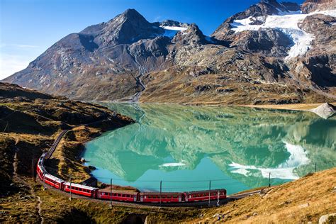 Bernina-Expressen eller Glacier-Expressen: En resa genom de schweiziska Alpernas hjärta