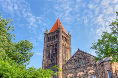 Bersiaplah Terkesima oleh Pesona Seluncur Es di Universitas Illinois di Urbana-Champaign!