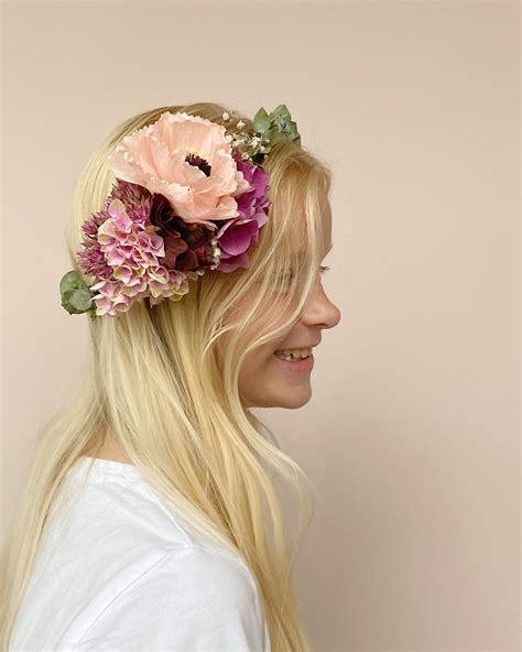 Blomma i håret: En guide till blomsteraccessoarer för håret