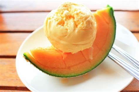 Buah Melon dan Es Krim: Kebahagiaan yang Manis dan Menyegarkan