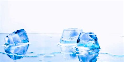 Cómo se fabrica el hielo: Un viaje desde el agua líquida hasta los cubitos congelados