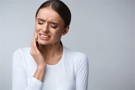 Cara Meredakan Sakit Gigi dalam Sekejap dengan Es Batu