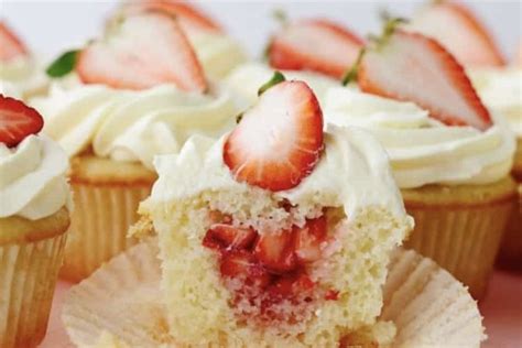 Cupcakes yang Menyegarkan: Nikmati Kelezatan Strawberry Ice Cream yang Menggugah Selera