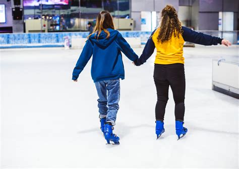 Emocionantes momentos en la pista de patinaje sobre hielo de Gadsden