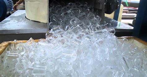 Es Batu Kristal Mesin: Ubah Air Biasa Jadi Keajaiban yang Menyegarkan