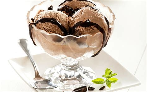 Es krim bola cokelat, dibekukan untuk waktu yang tepat