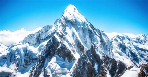 Everest: A Majestic Realm of Ice and Water