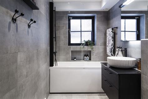 Förvandla ditt badrum till en elegant oas: Grått och svart badrumsdesign