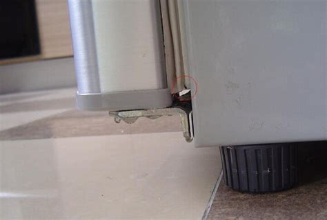 Frigidaire 冰箱製冰機漏水到製冰盒：徹底故障排除指南